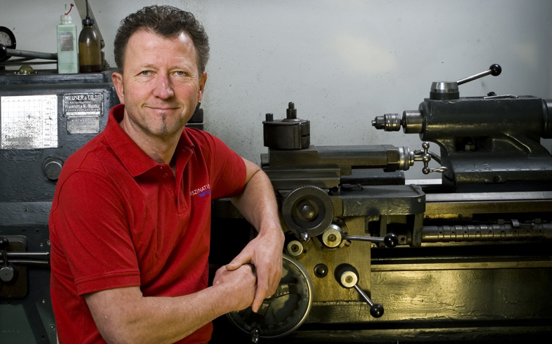 Schlossermeister bei der Arbeit