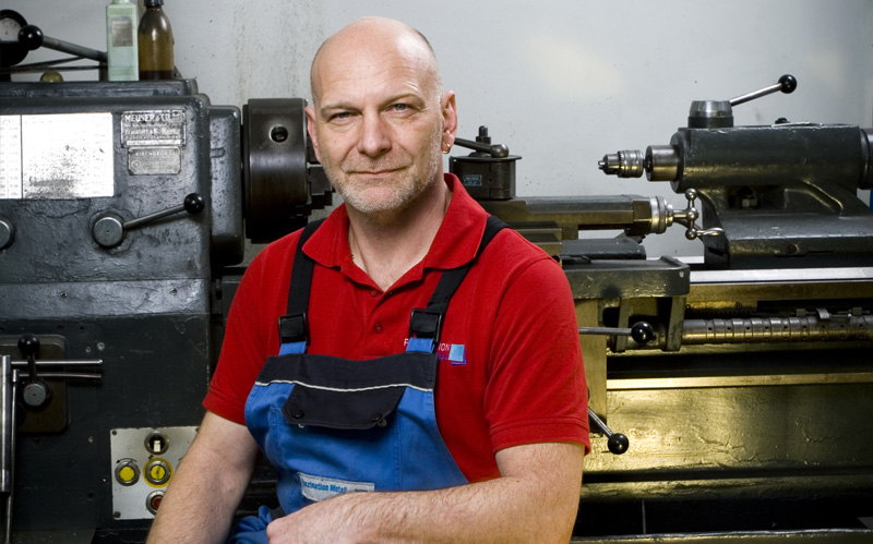Schlossergeselle in der Werkstatt